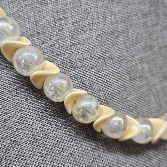 VINTAGE Cream and Iridescent Beaded Strand Flower Box Clasp Necklace Japan - Picture 3 of 8